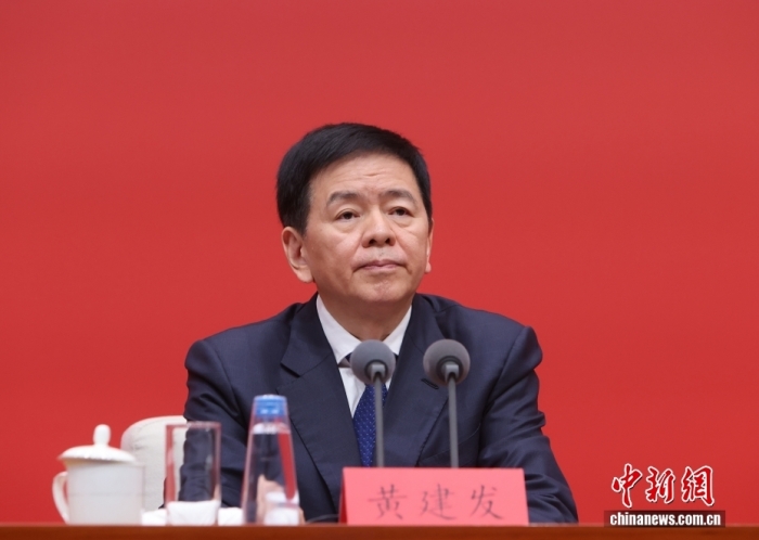10月30日,中共中央在北京举行新闻发布会,介绍和解读党的二十届五中全会精神。中央组织部分管日常工作的副部长黄建发出席发布会。<a target='_blank' href='/'>中新社</a>记者 杨可佳 摄